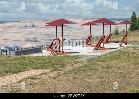 Aussichtspunkt mit Sitzplätzen und Infotafeln in der Nähe von Grube Hambach Deutschland Stockfoto