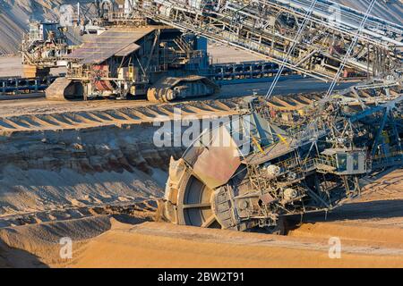 Braunkohle im Tagebau Landschaft mit Graben Bagger in Deutschland Stockfoto