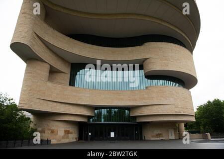 Washington, USA. Mai 2020. Ein allgemeiner Überblick über das National Museum of the American Indian, Teil der Smithsonian Institution, in Washington, DC, am 28. Mai 2020 inmitten der Coronavirus-Pandemie. Diese Woche waren 100,000 bestätigte COVID-19-Todesfälle in den Vereinigten Staaten zu verzeichnen, da die Ausbrüche in mehr als einem Dutzend Staaten und vielen Ländern im globalen Süden laut Berichten beschleunigt wurden. (Graeme Sloan/Sipa USA) Credit: SIPA USA/Alamy Live News Stockfoto