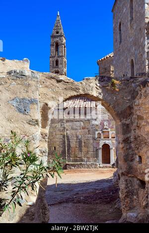 Der Turm von Mourtzinos und die Kirche von Agios Spyridon, 18. Jahrhundert, im alten Kardamyli, Peloponnes, Griechenland Stockfoto