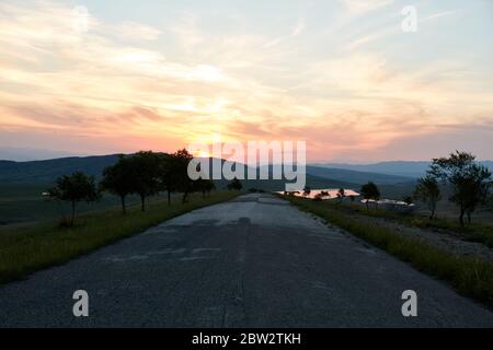 Georgien, Straße zum Dorf Udabno und David Gareja Kloster, das zum UNESCO-Weltkulturerbe gehört. Stockfoto