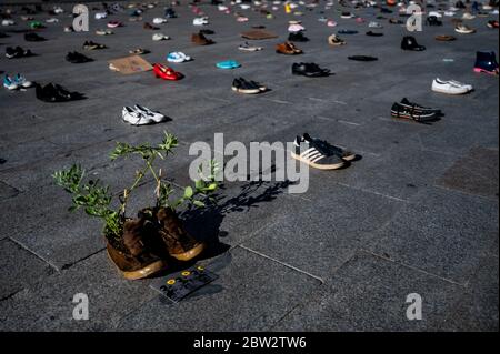 Madrid, Spanien. Mai 2020. Extinction Rebellion Aktivist protestiert während einer Performance, bei der mehr als 1000 Schuhe auf dem Sol Square auf dem Boden liegen, um Bürgerbeteiligung, soziale Gerechtigkeit und Maßnahmen gegen die Klimakrise und eine grüne Erholung nach der Coronavirus-Krise (COVID-19) zu fordern. Quelle: Marcos del Mazo/Alamy Live News Stockfoto