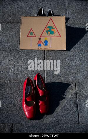 Madrid, Spanien. Mai 2020. Extinction Rebellion Aktivist protestiert während einer Performance, bei der mehr als 1000 Schuhe auf dem Sol Square auf dem Boden liegen, um Bürgerbeteiligung, soziale Gerechtigkeit und Maßnahmen gegen die Klimakrise und eine grüne Erholung nach der Coronavirus-Krise (COVID-19) zu fordern. Quelle: Marcos del Mazo/Alamy Live News Stockfoto