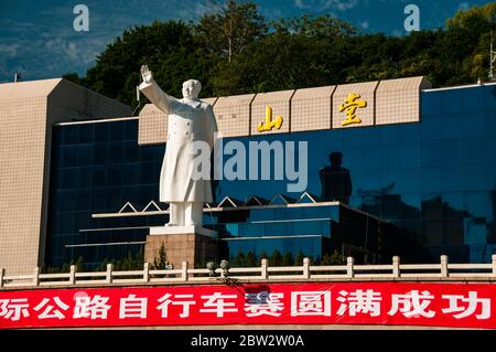 Eine Statue von Mao Zedong blickt auf Wuyi Platz im zentralen Fuzhou mit Yushan hinter. Stockfoto