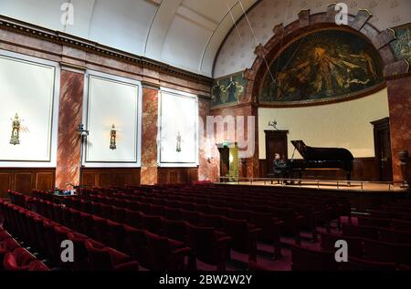 REDAKTIONELLE VERWENDUNG NUR der Pianist Stephen Hough probt vor der Eröffnung der ersten Serie von Live-Übertragungen seit der Sperrung von BBC Radio 3 in der Wigmore Hall am Montag. Stockfoto