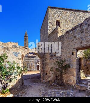 Der Turm von Mourtzinos und die Kirche von Agios Spyridon, 18. Jahrhundert, im alten Kardamyli, Peloponnes, Griechenland Stockfoto