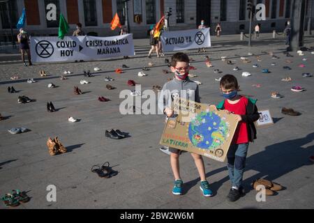 Madrid, Spanien. Mai 2020. Kinder nehmen an der Extinction Rebellion Performance an der Puerta del Sol in Madrid Teil. (Foto von Fer Capdepon Arroyo/Pacific Press) Quelle: Pacific Press Agency/Alamy Live News Stockfoto