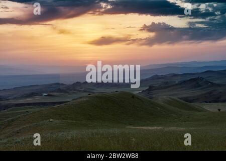 Georgien, die Gegend um das Dorf Udabno und das Kloster David Gareja, das zum UNESCO-Weltkulturerbe gehört. Es gibt nur Steppen und Berge im Inneren Stockfoto