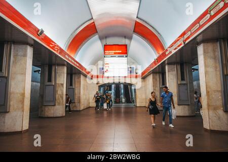 Das markante Innere einer U-Bahnstation in Tiflis, Georgien. Es wurde 1966 eröffnet und war das vierte U-Bahnsystem in der ehemaligen Sowjetunion Stockfoto