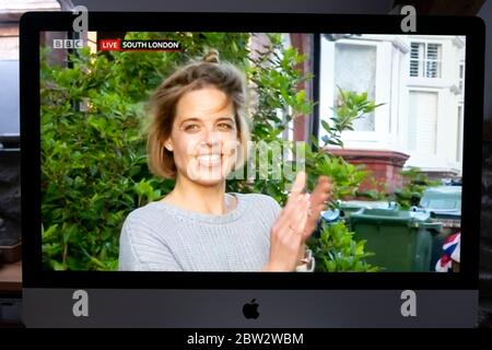 Annemarie Plas, die mit 'Clap for our carers' begann, um NHS-Mitarbeiter in Großbritannien zu unterstützen, und am 21. Mai 2020 vor ihrer Heimatstraße in London klatschte Stockfoto