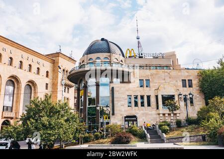 Ein McDonald's Restaurant in einem historischen Gebäude auf Rustaveli Ave in Tiflis, Georgien Stockfoto