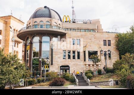 Ein McDonald's Restaurant in einem historischen Gebäude auf Rustaveli Ave in Tiflis, Georgien Stockfoto