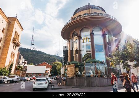 Ein McDonald's Restaurant in einem historischen Gebäude auf Rustaveli Ave in Tiflis, Georgien Stockfoto