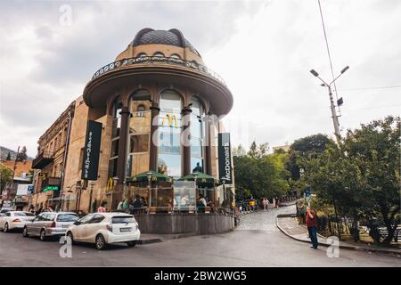 Ein McDonald's Restaurant in einem historischen Gebäude auf Rustaveli Ave in Tiflis, Georgien Stockfoto