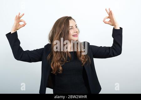 Glückliche Weibliche Smiles Hob Die Hände Auf, Macht, Ok Zeichen Mit Den Fingern. Glückliche Menschen Stockfoto