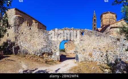 Der Turm von Mourtzinos und die Kirche von Agios Spyridon, 18. Jahrhundert, im alten Kardamyli, Peloponnes, Griechenland Stockfoto