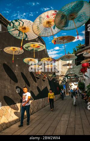 Öl-Papier-Schirme über eine Gasse in der Altstadt von drei Fahrspuren sieben Gassen, Fuzhou. Stockfoto