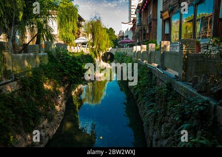 Eine Wasserstraße in die drei Fahrspuren sieben Gassen Altstadt der Stadt Fuzhou in der Provinz Fujian China. Stockfoto