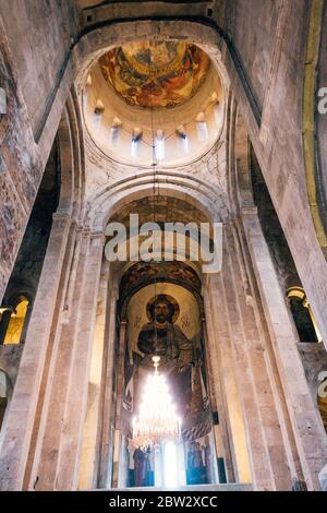 Im Inneren der Kathedrale von Svetizchoweli, einer östlichen orthodoxen Kathedrale aus dem 11. Jahrhundert in Mzcheta, Georgien Stockfoto