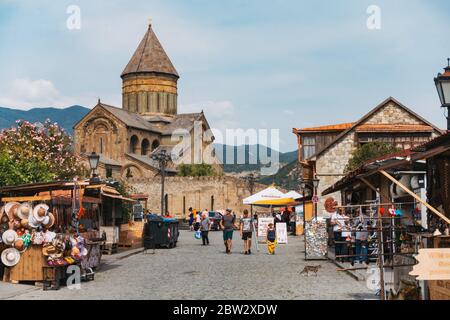 Die Straßen um die Kathedrale von Svetizchoweli, eine ostorthodoxe Kathedrale aus dem 11. Jahrhundert in Mzcheta, Georgien Stockfoto