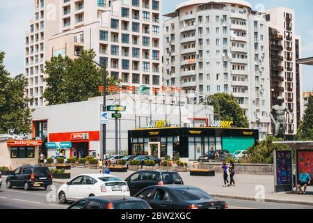 Ein SPAR Supermarkt und Subway Sandwich-Kette Restaurant in Tiflis, Georgiens Hauptstadt Stockfoto