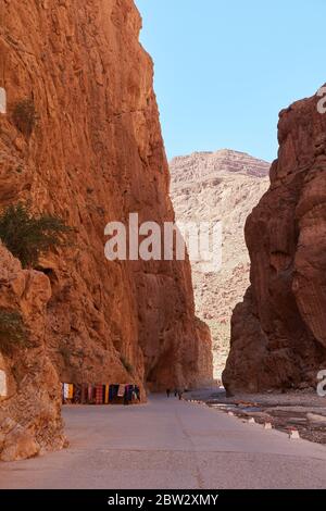 Todra Gorge, eine Schlucht im Hohen Atlas Gebirge in Marokko, in der Nähe der Stadt Tinerhir. Eine der spektakulärsten Canyons der Welt, in einigen pla Stockfoto