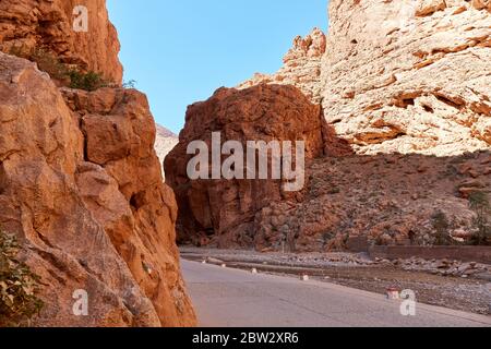 Todra Gorge, eine Schlucht im Hohen Atlas Gebirge in Marokko, in der Nähe der Stadt Tinerhir. Eine der spektakulärsten Canyons der Welt, in einigen pla Stockfoto