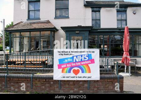 Danke NHS Poster vor dem William & Florence Pub während der Coronavirus Lockdown, Norwich UK 2020 Stockfoto