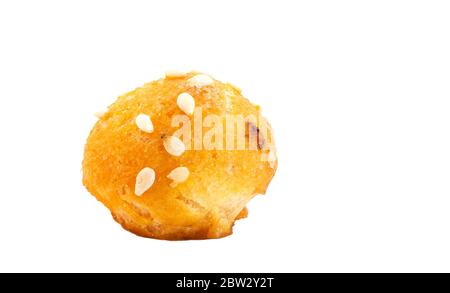 Chip Cookies mit Sesam isoliert auf weißem Hintergrund Stockfoto