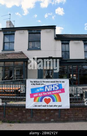 Danke NHS Poster vor dem William & Florence Pub während der Coronavirus Lockdown, Norwich UK 2020 Stockfoto