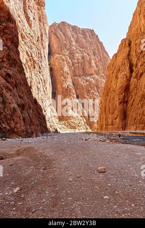 Todra Gorge, eine Schlucht im Hohen Atlas Gebirge in Marokko, in der Nähe der Stadt Tinerhir. Eine der spektakulärsten Canyons der Welt, in einigen pla Stockfoto