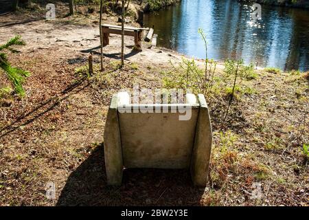 Im Sommer in ländlicher Landschaft einen verlassenen Stuhl ohne Sitz getragen Stockfoto