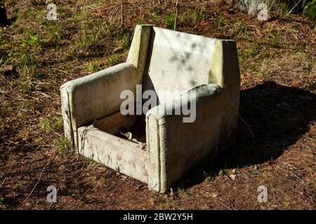 Im Sommer in ländlicher Landschaft einen verlassenen Stuhl ohne Sitz getragen Stockfoto