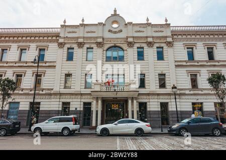 Ein historisches Gebäude und georgische Flagge auf Davit Aghmashenebeli Ave, Tblisi, Georgia Stockfoto