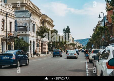 Bäume säumen Davit Aghmashenebeli Ave, Tblisi, Georgia Stockfoto