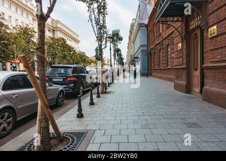 Der geflieste Gehweg der historischen Davit Aghmashenebeli Ave, Tblisi, Georgia Stockfoto