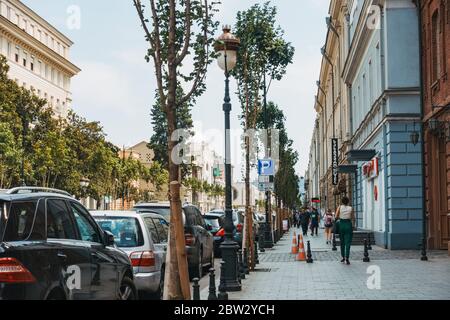 Der geflieste Gehweg der historischen Davit Aghmashenebeli Ave, Tblisi, Georgia Stockfoto