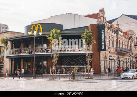 Ein belebtes McDonald's Restaurant an der Ecke der historischen Damit Aghmashenebeli Ave, Tiflis, Georgien Stockfoto