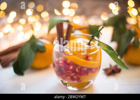 Hausgemachte Sangia mit Mandarinen und Granatapfel auf dem rustikalen Hintergrund. Selektiver Fokus. Geringe Schärfentiefe. Stockfoto