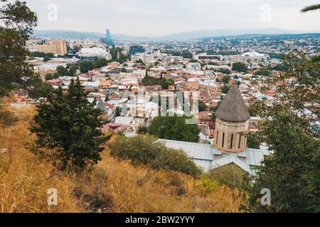 Blick über die Stadt Tiflis, Georgien vom Botanischen Garten auf dem Hügel Stockfoto