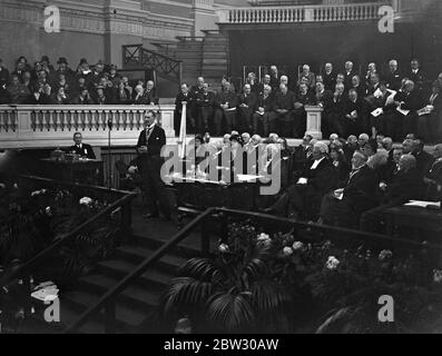 Schatzkanzler erhält die Freiheit von Birmingham . Der Schatzkanzler erhielt die Freiheit der Stadt Birmingham in einem silbernen Sarg, auf einer besonderen Ratssitzung im Rathaus, Birmingham. Der Schatzkanzler, der RT Hon Noville Chamberlain, spricht bei der Zeremonie. Mai 1932 Stockfoto