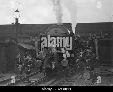 Royal Scot macht sich auf den Wege, den neuen Weltrekord im Zug von Euston zu brechen. Der Royal Scot Express Zug verließ Euston Bahnhof, London, nach Glasgow in einem Versuch, den Weltrekord zu brechen. Pipers of the 21stGlasgow Rovers Piping der Royal Scot aus Euston . 18 Juli 1932 Stockfoto