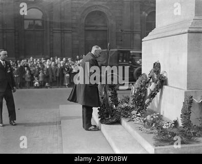 Vierzehnten Jahrestag der fünften Armee Retreat in London gedenkt. General Sir Ivor Maxe, inspizierte die Red Fox Comrades Association, die vor vierzehn Jahren während des Krieges an den Fünften Armeeeinkehrtagen teilgenommen hatte, bei der Horse Guards Parade London. General Sir Ivor Maxe Platzierung eines Kranzes auf dem Cenotaph in Whitehall, London. 20 März 1932 Stockfoto