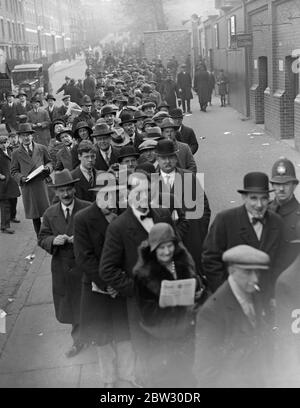 Riesige Menschenmengen für Cup TIE ' Probe in Highbury ' . Ein Teil der langen Warteschlange, die darauf gewartet, Eingang zum Arsenal Boden in Highbury zu gewinnen, um ihre Liga-Spiel mit Newcastle zu sehen, die in Form einer Probe für den Pokal Abschlusssitzung in Wembley am 23. April ist. 19 März 1932 . Stockfoto