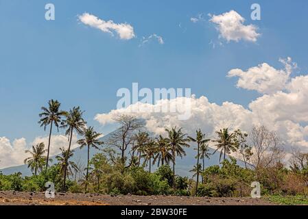 Schwarzer Sandstrand und Blick auf den Vulkan Agung. Bali, Indonesien Stockfoto