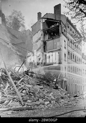 Dreißig Tote in Lyon Erdrutsch . Dreißig Menschen sollen ihr Leben verloren haben, als ein Erdrutsch zwei Häuser am Fuße des Croix Rousse Hill, Lyon, Frankreich, zerstörte. Feuer brach aus und fügte der Katastrophe hinzu. Der Ort der Katastrophe in Lyon . Mai 1932 Stockfoto