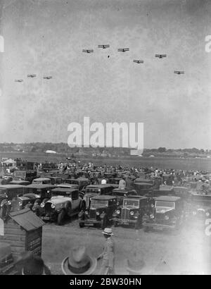 Riesige Menge beobachtet spannende Luftaufzug auf Hendon Air Pageant . Eine riesige Menge beobachtete spannende Ausstellung von Flug- und Luftakrobatik auf der Hendon Air Pageant, von der Royal Air Force, im Hendon Aerodrome, London. Flugzeuge fliegen über die Menge in Hendon . 25 Juni 1932 Stockfoto