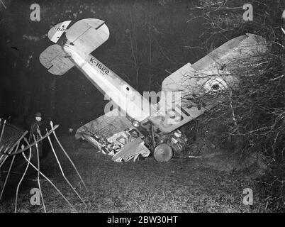 RAF Flugzeuge stürzt in London Park . Ein Pilot fliegen ein Flugzeug der Royal Air Force von Kenley Aerodrome , stürzte zwischen einem Baumklumpen in Forster Park , Catford , London . Das zerstörte Flugzeug nach dem Absturz in Forster Park , Catford . 11 Juni 1932 Stockfoto