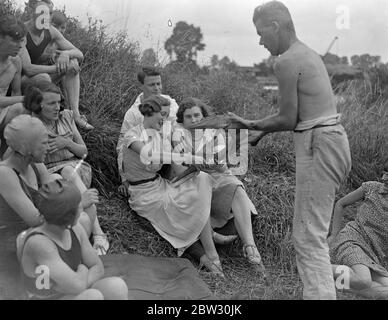 Wildjäger und Entdecker im Camp an der Themse. Captain Sarll, der große Wildjäger und Entdecker zeigt eine Party von Feriencamper in Shepperton, ein 10 Jahre alter Alligator, die er nach England von einer Wildjagd im Ausland gebracht. August 1932 Stockfoto