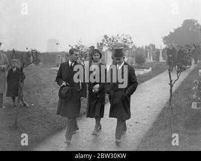 Premierminister und seine Familie besuchen Beerdigung seiner Tante in Ardingly. Herr Ramsay Macdonald, der Premierminister, nahm mit seinen Söhnen, Malcolm und Alastair und seinen Töchtern Ishbel an der Beerdigung von Ardingly, Sussex seiner Tante, Frau Isabella Ramsay, Teil. Der seit 47 Jahren Krankenschwester in der Familie von Herrn und Frau Hett von Ardingley ist und im Alter von 84 Jahren gestorben ist. Der Premierminister nach der Leibeigenfolge bei der Beerdigung . 24. September 1932 Stockfoto